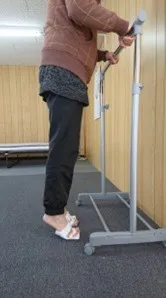 <足に装着する際に><br>かかとを上下に数回動かしてください。