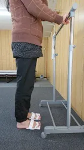 <足に装着する際に><br>草履のように履き、マジックバンドで固定してください。