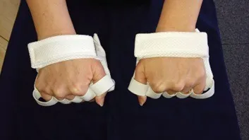 <ハンドソックスのご利用方法><br>ベルトを締めてから、握ったり開いたりする動作を繰り返してください。
