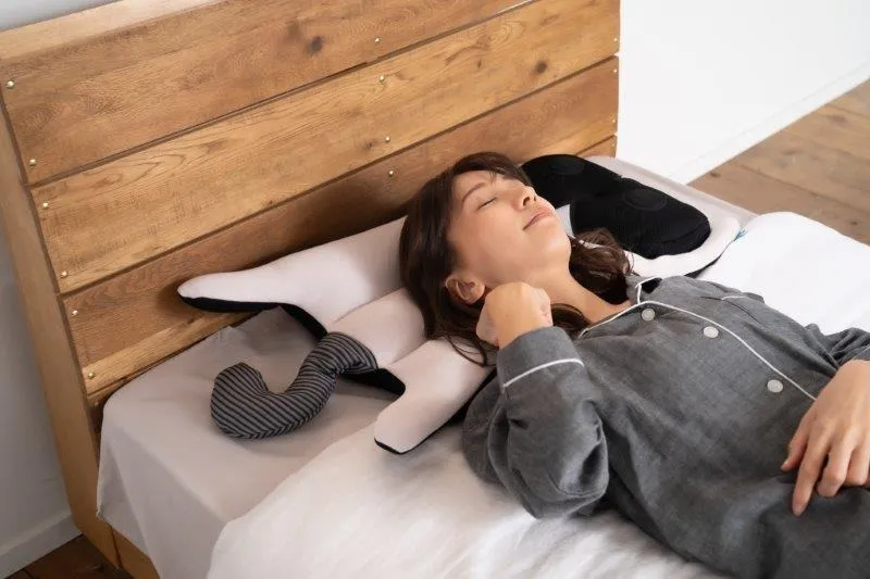 <枕の調節><br>この枕は高めに設定してあります。<br>裏側のファスナーを開けてタコ口から中材を抜いて調整して下さい。<br>前、後、右、左5ケ所で自分に合った高さにして下さい。<br>これが異次元枕の特徴です。