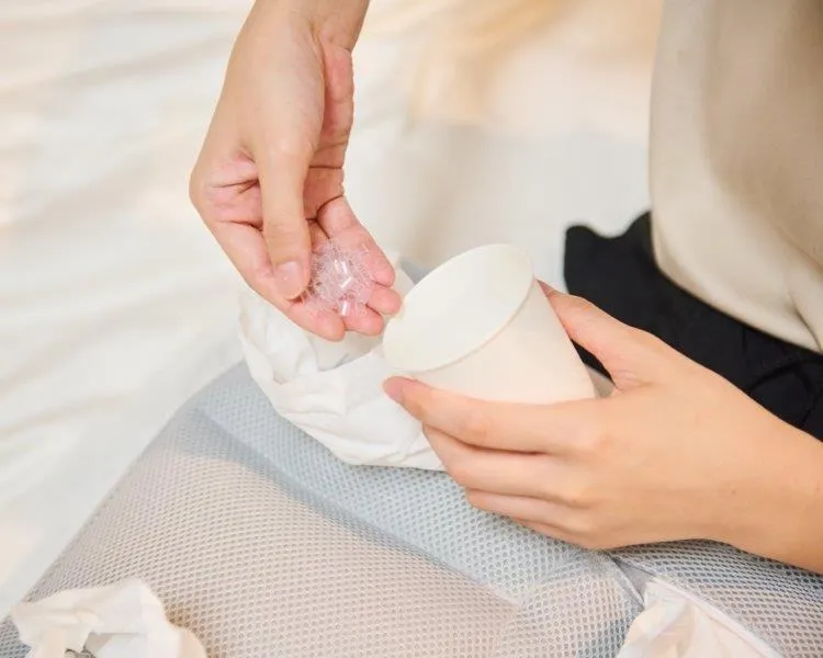 <枕の調節><br>これが異次元枕の特徴です。<br>取り出した中材は、袋かタッパーに入れて保管してください。